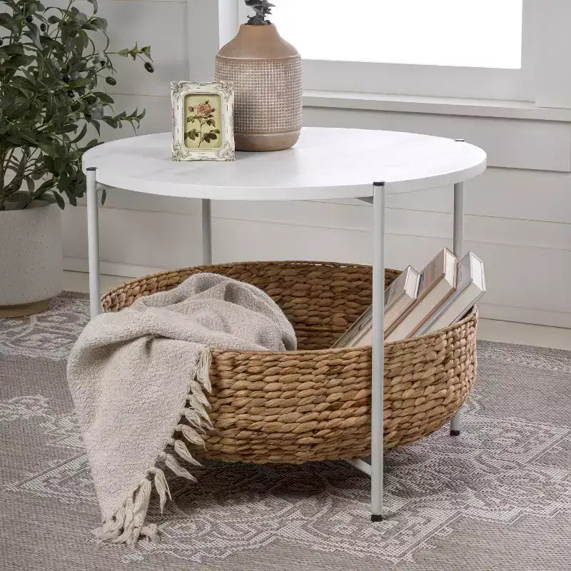 Table basse ronde moderne en bois d'acacia et jacinthe d'eau avec panier de rangement, style côtier
