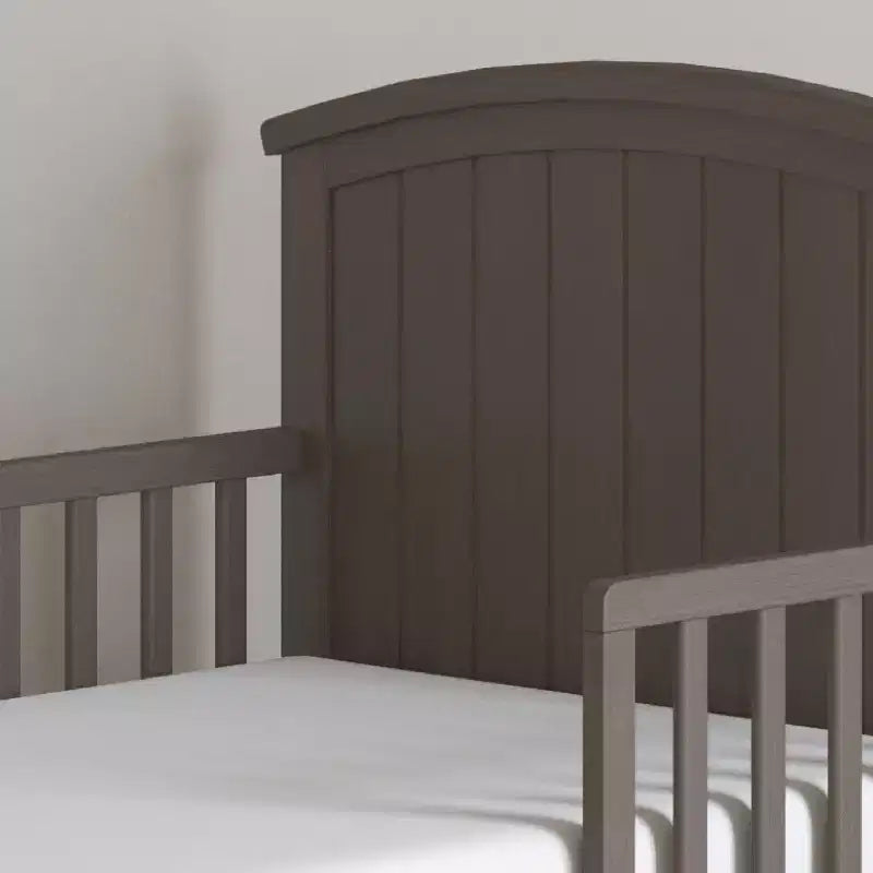 Lit pour tout-petit avec barreaux en arche, bas au sol, en pin