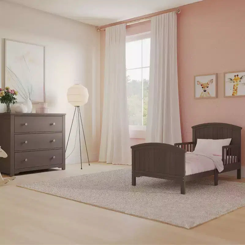 Lit pour tout-petit avec barreaux en arche, bas au sol, en pin