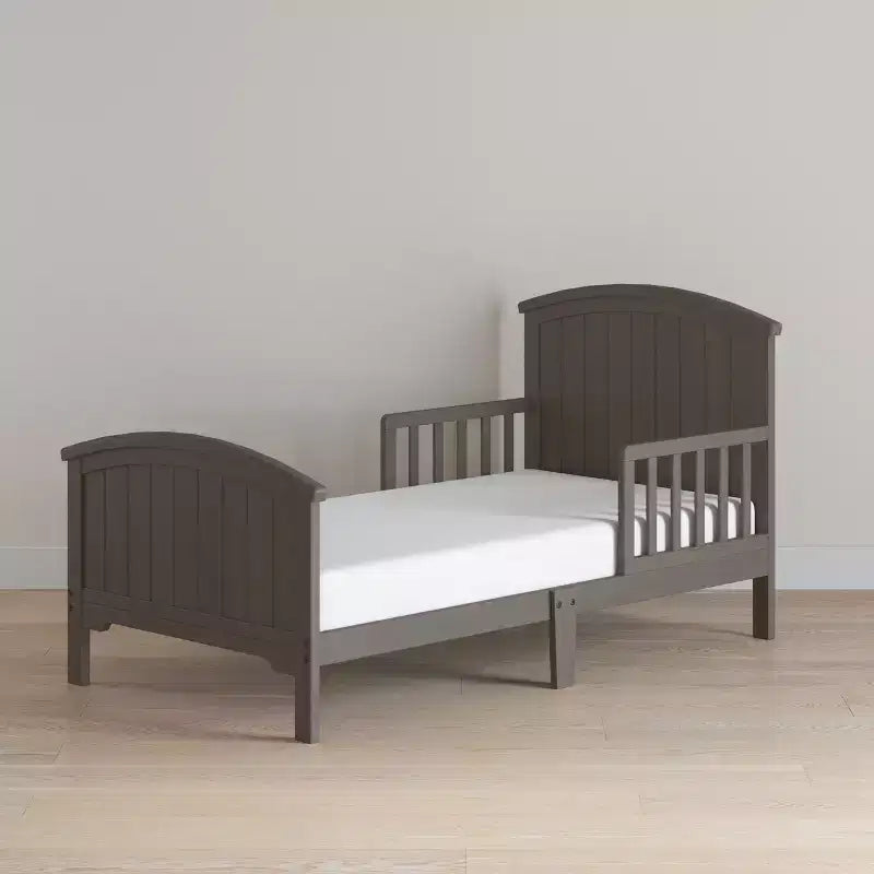 Lit pour tout-petit avec barreaux en arche, bas au sol, en pin