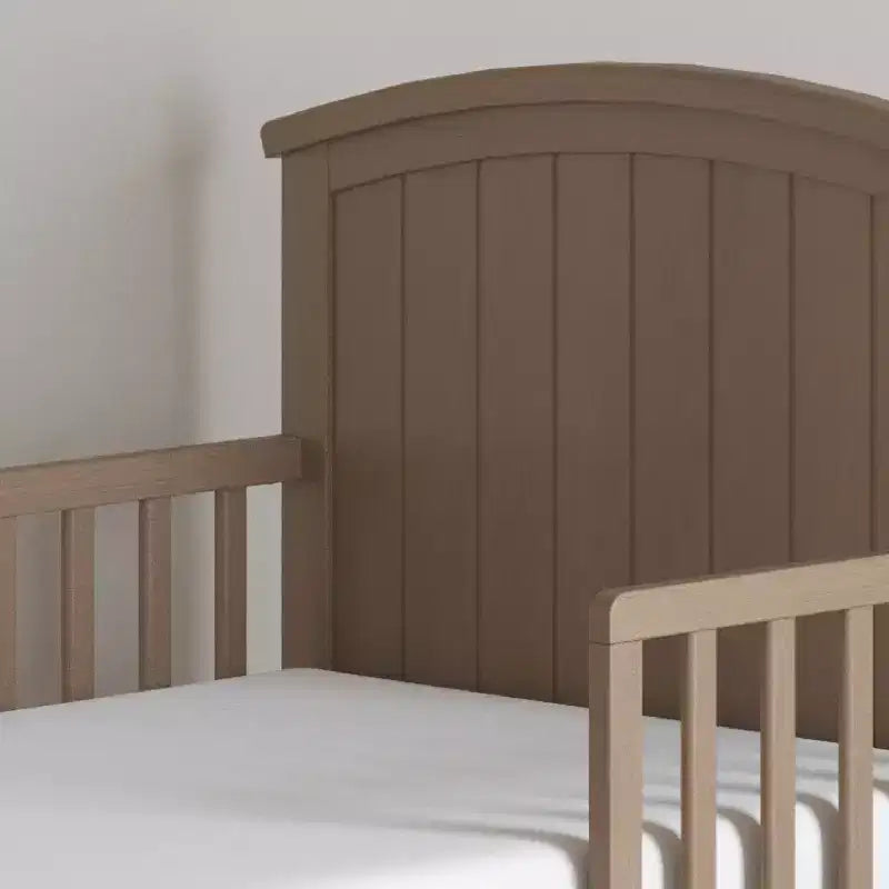 Lit pour tout-petit avec barreaux en arche, bas au sol, en pin