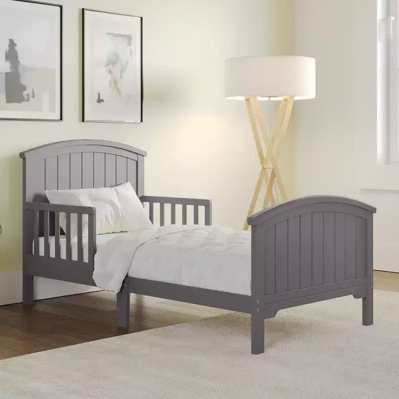 Lit pour tout-petit avec barreaux en arche, bas au sol, en pin
