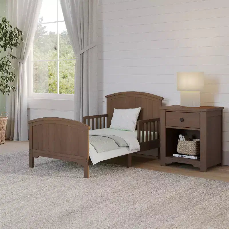 Lit pour tout-petit avec barreaux en arche, bas au sol, en pin