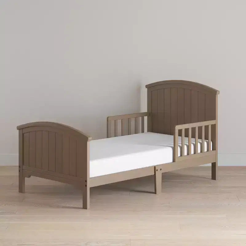 Lit pour tout-petit avec barreaux en arche, bas au sol, en pin