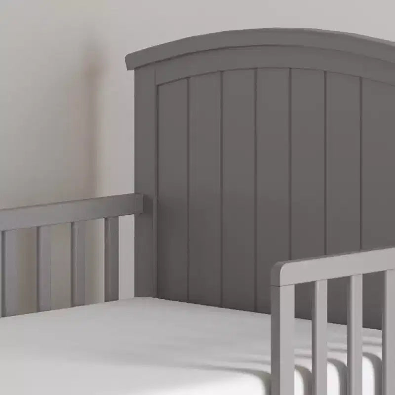 Lit pour tout-petit avec barreaux en arche, bas au sol, en pin