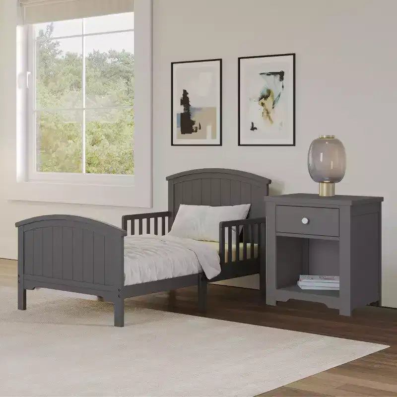 Lit pour tout-petit avec barreaux en arche, bas au sol, en pin