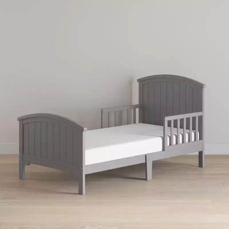 Lit pour tout-petit avec barreaux en arche, bas au sol, en pin