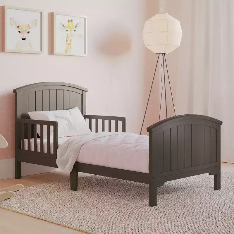 Lit pour tout-petit avec barreaux en arche, bas au sol, en pin