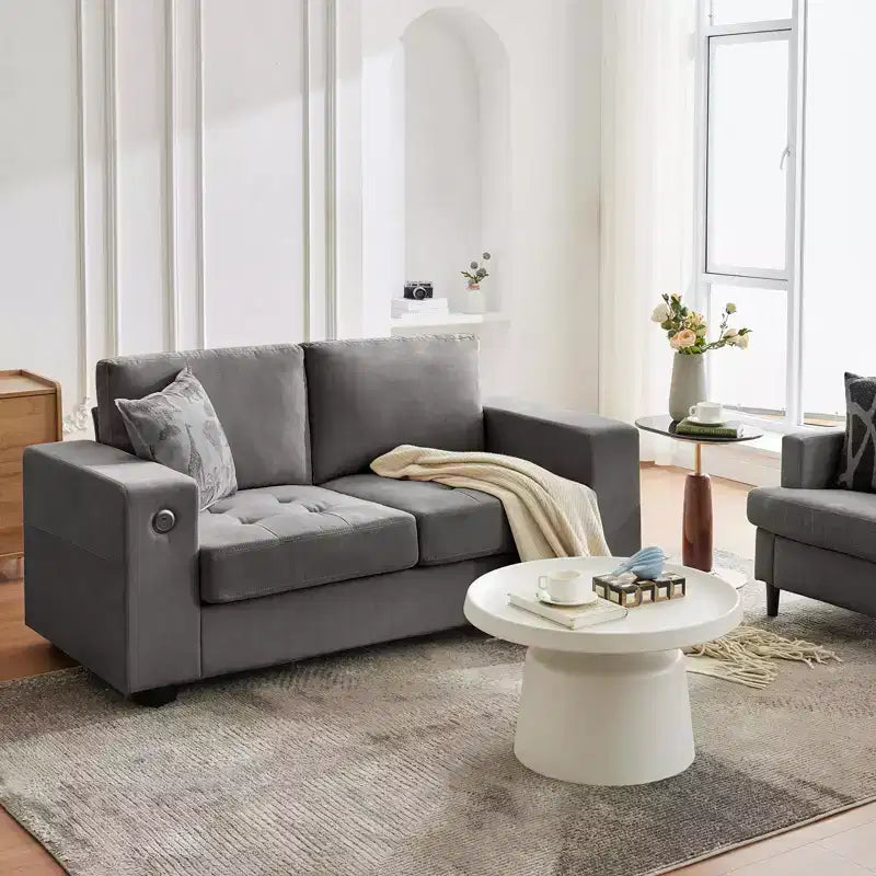 Canapé deux places en chenille avec accoudoirs larges et coussins amovibles