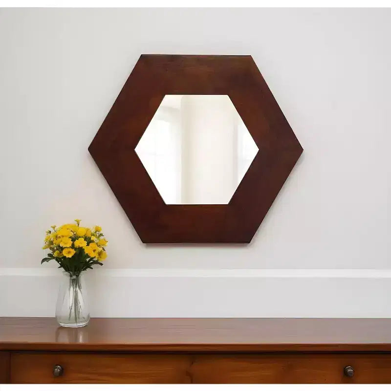 Miroir d'appoint hexagonal encadré en bois massif brun foncé de 19 po
