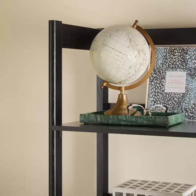 Bibliothèque haute et étroite à quatre étagères ouvertes avec tiroir à façade cannelée