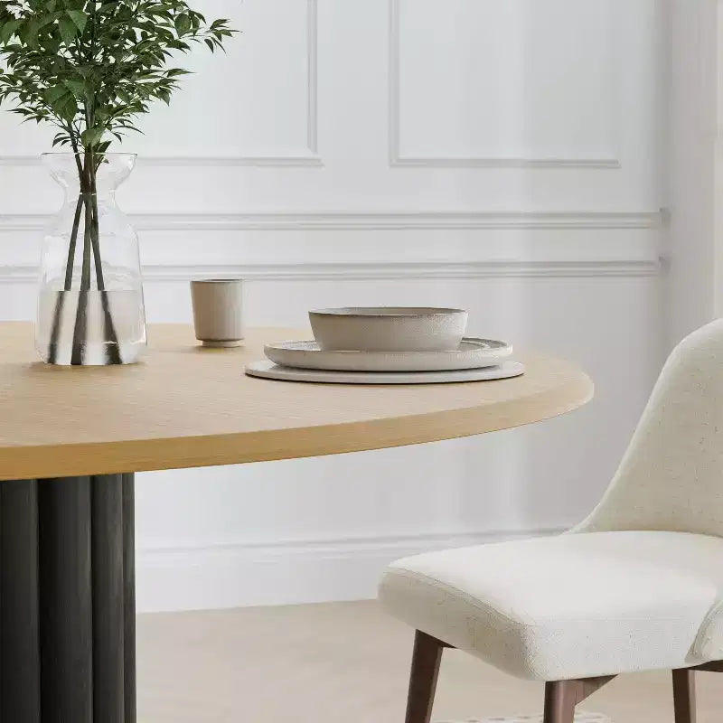 Table à manger ronde en bois de 132 cm pour 4 à 6 personnes avec pied cannelé
