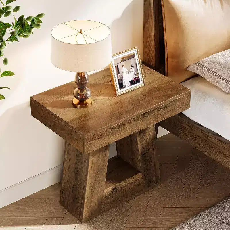 Table d'appoint en bois de 61 cm pour salon, bout de canapé à 2 niveaux avec base trapézoïdale, petite table de chevet de ferme pour chambre